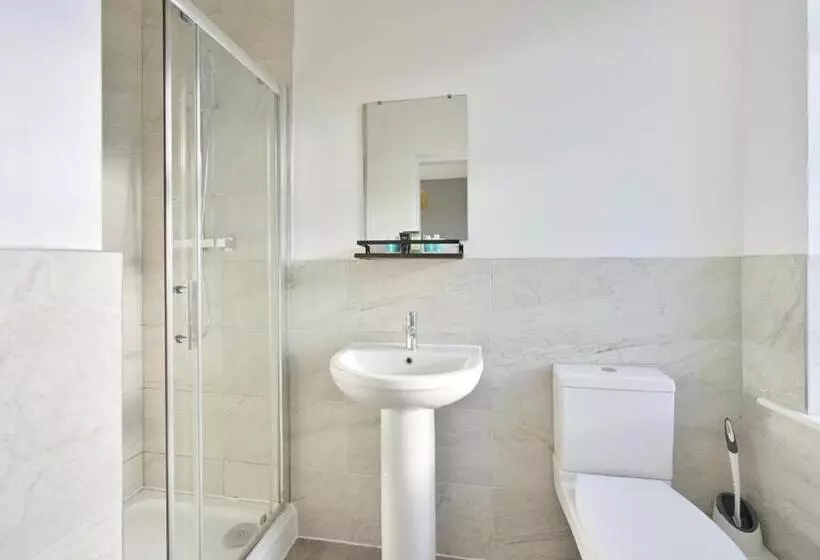 Aamiaismajoitus (B&B) Rooms At The Dressers Arms