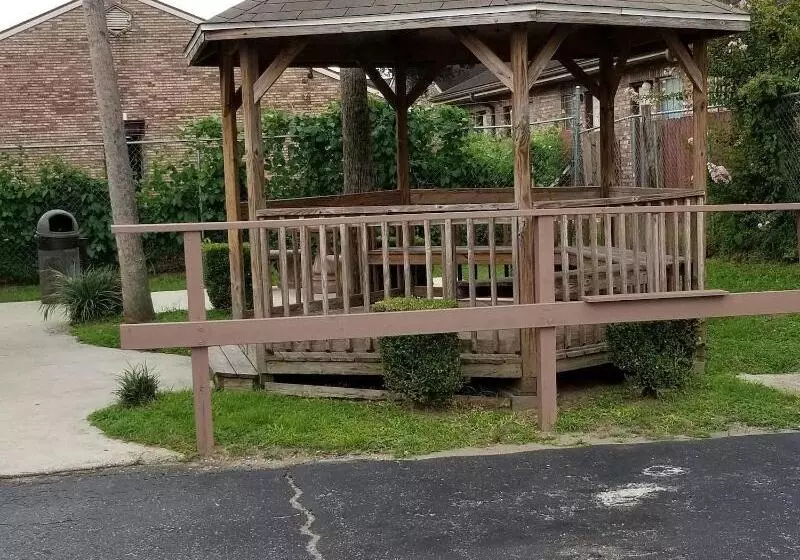 Отель Executive Inn