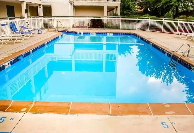 هتل Super 8 By Wyndham New Cumberland