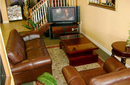 Summit Inn Hotel & Suites