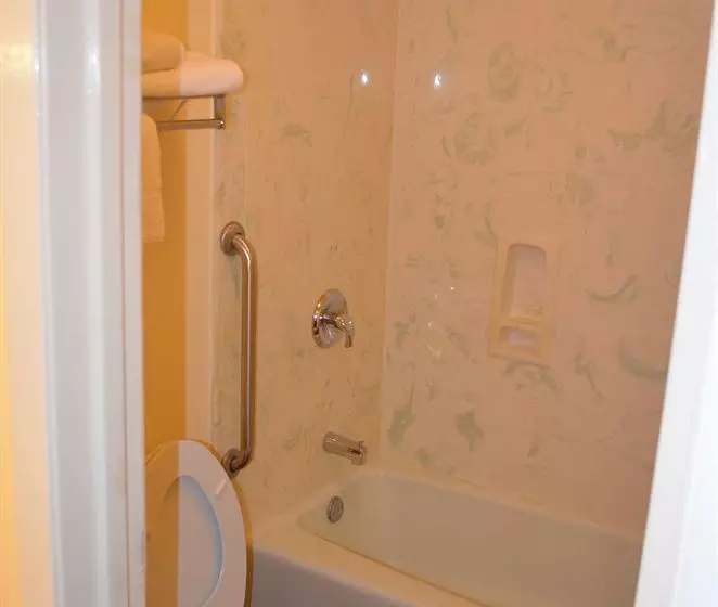 Summit Inn Hotel & Suites