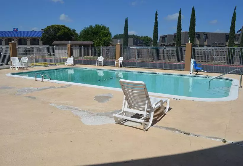 Summit Inn Hotel & Suites