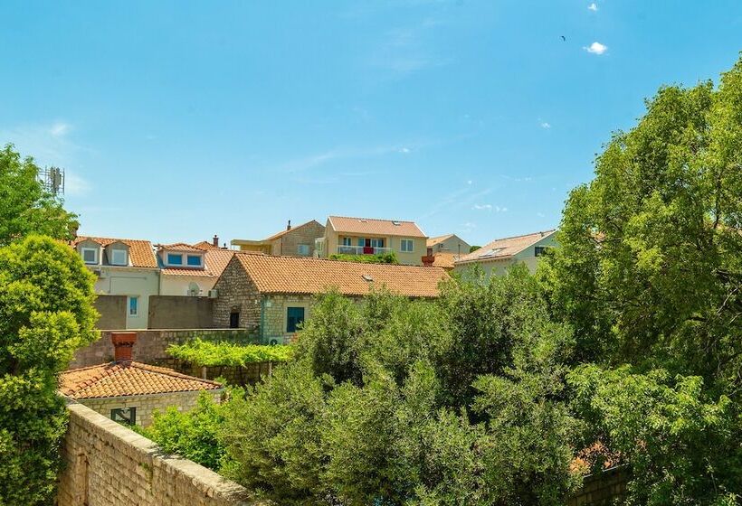 Hedera Estate, Hedera A1