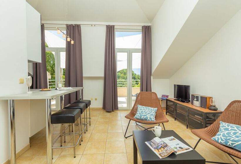 Hedera Estate, Hedera A1