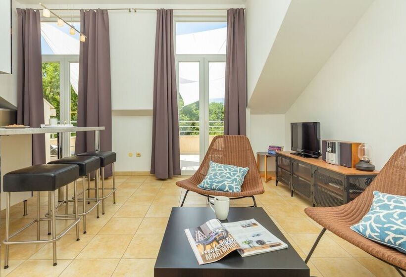 Hedera Estate, Hedera A1