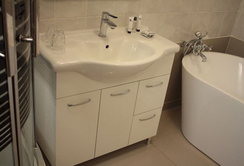 Triple Palms Bed And Breakfast