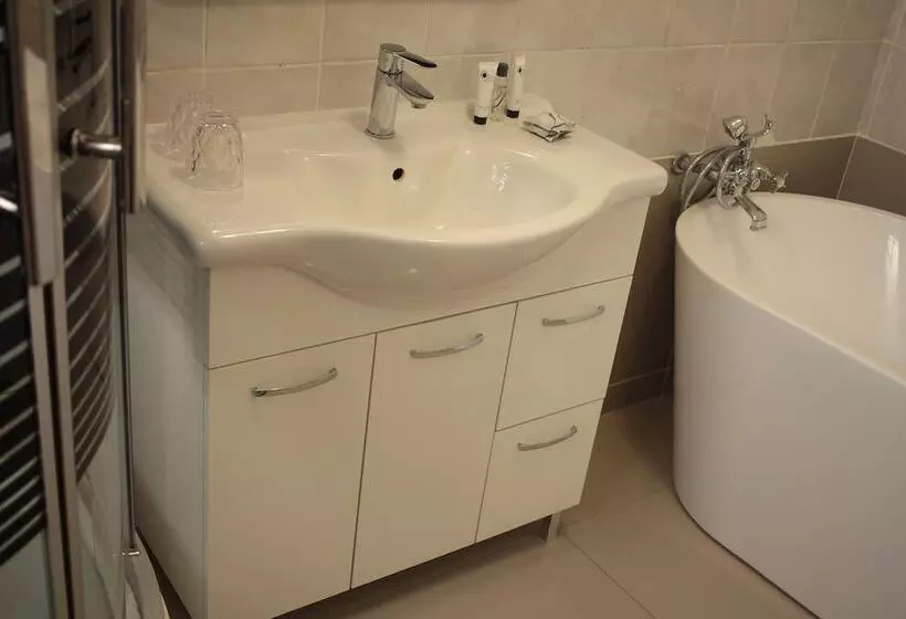 Triple Palms Bed And Breakfast