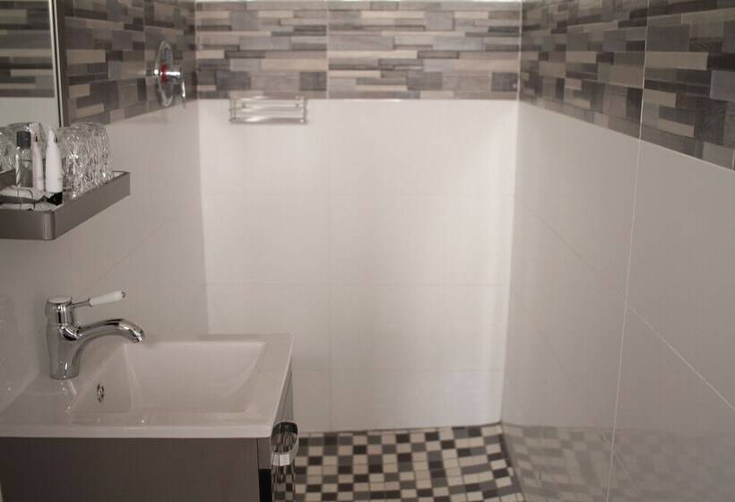 Triple Palms Bed And Breakfast