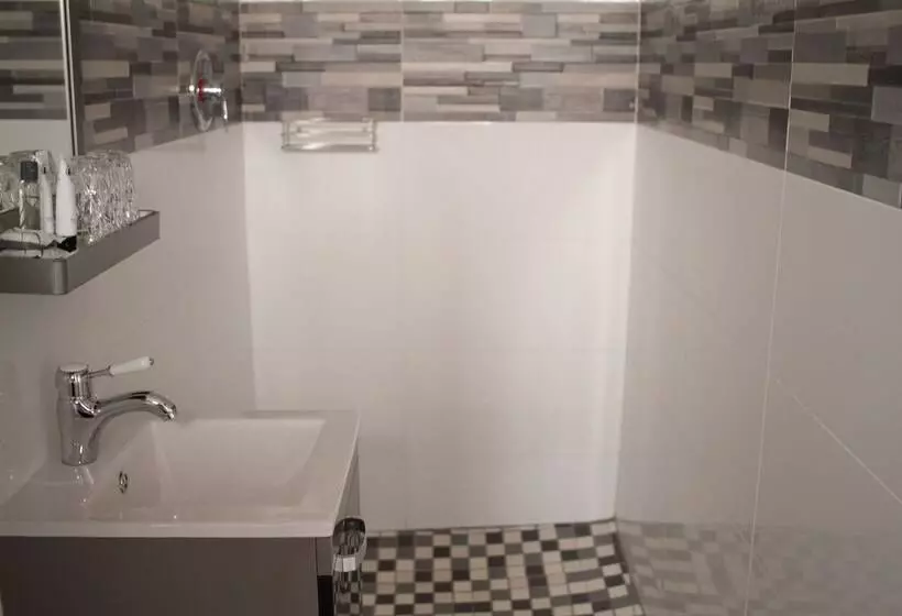 Triple Palms Bed And Breakfast