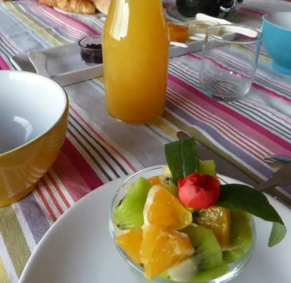 تختخواب و صبحانه A La Maison Jaune  Chambres D Hôtes