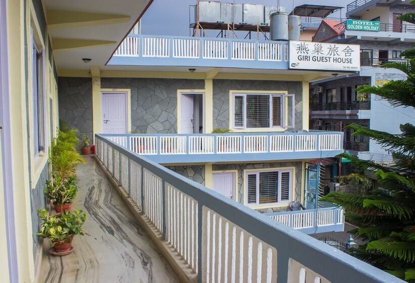 پانسیون Giri Guest House