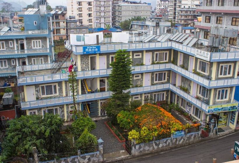 پانسیون Giri Guest House