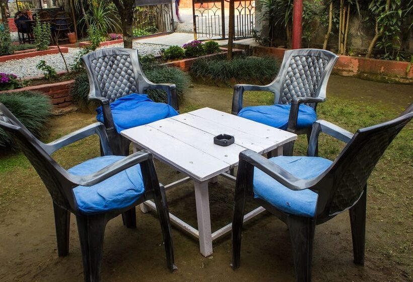 پانسیون Giri Guest House