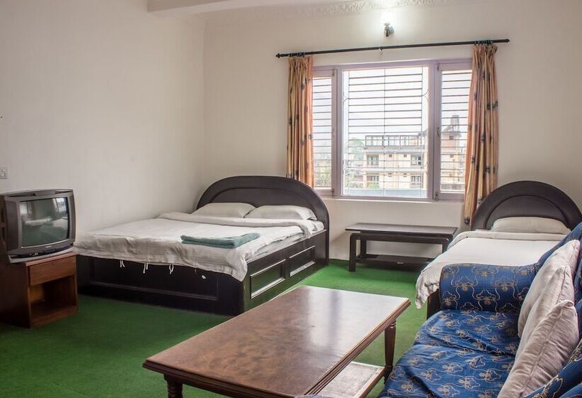 پانسیون Giri Guest House