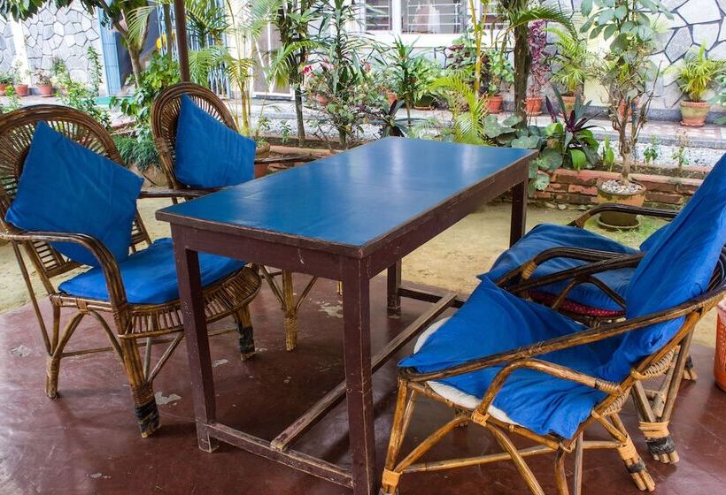 پانسیون Giri Guest House