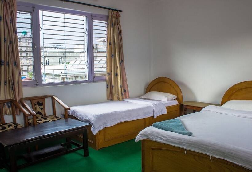 پانسیون Giri Guest House