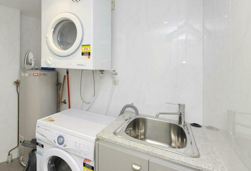 Oasis Unit 9 5 Laman Street