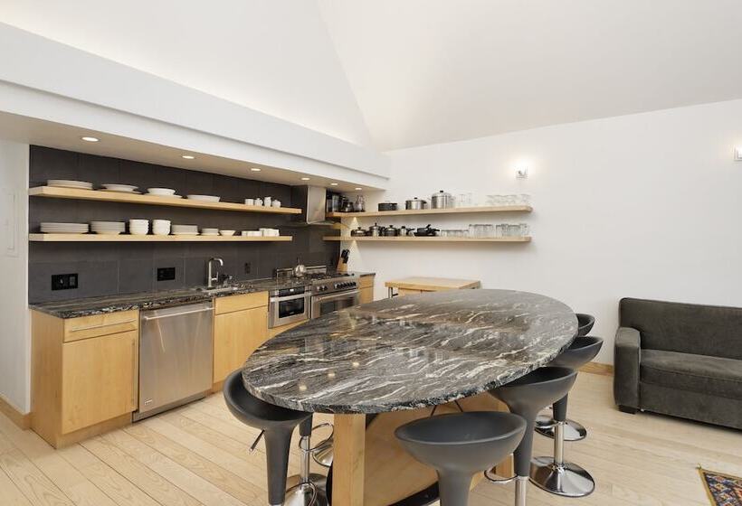 Fifth Avenue Condominiums By Frias