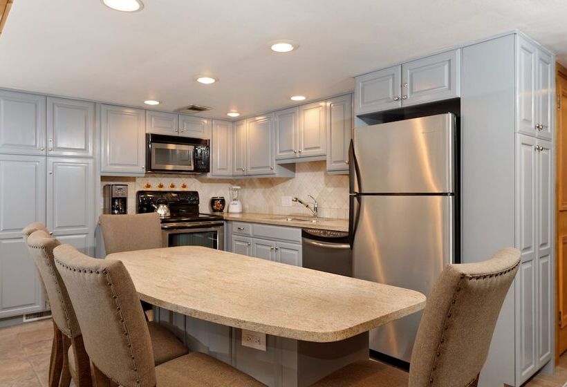 Fifth Avenue Condominiums By Frias