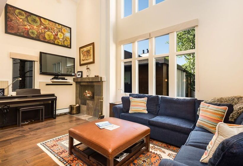 Fifth Avenue Condominiums By Frias