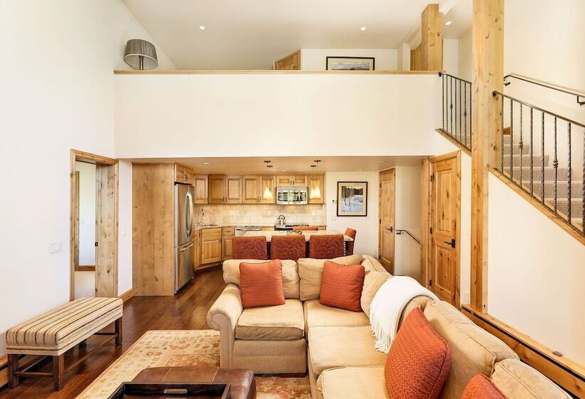 Fifth Avenue Condominiums By Frias