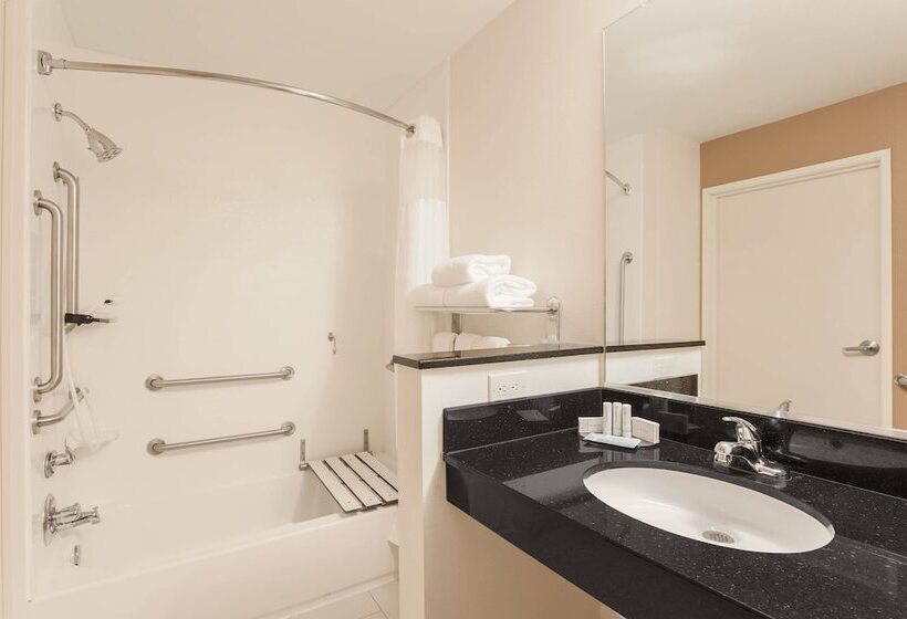 فندق Fairfield Inn & Suites Victoria