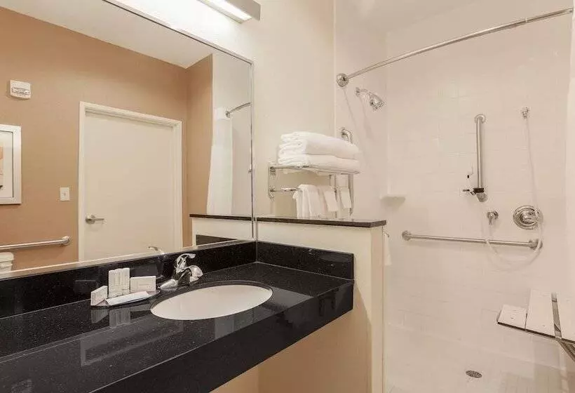 Отель Fairfield Inn & Suites Victoria