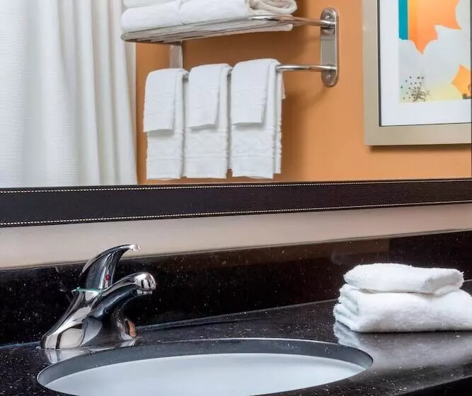 Отель Fairfield Inn & Suites Victoria