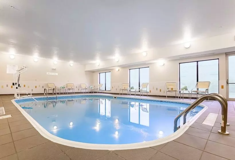 Отель Fairfield Inn & Suites Victoria