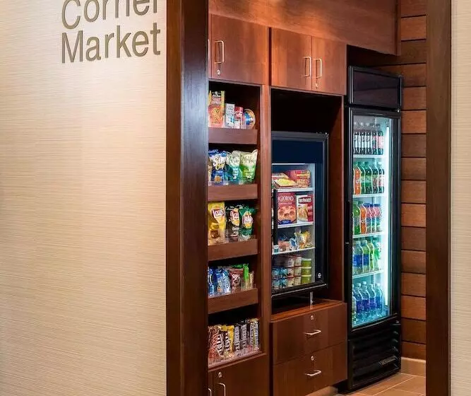 Отель Fairfield Inn & Suites Victoria