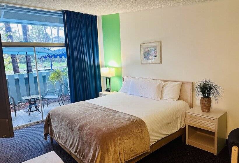 호텔 Foghorn Harbor Inn