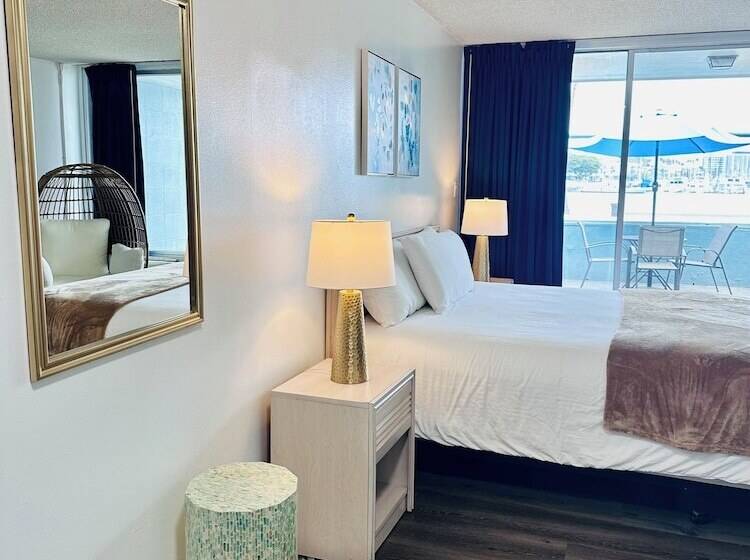 호텔 Foghorn Harbor Inn