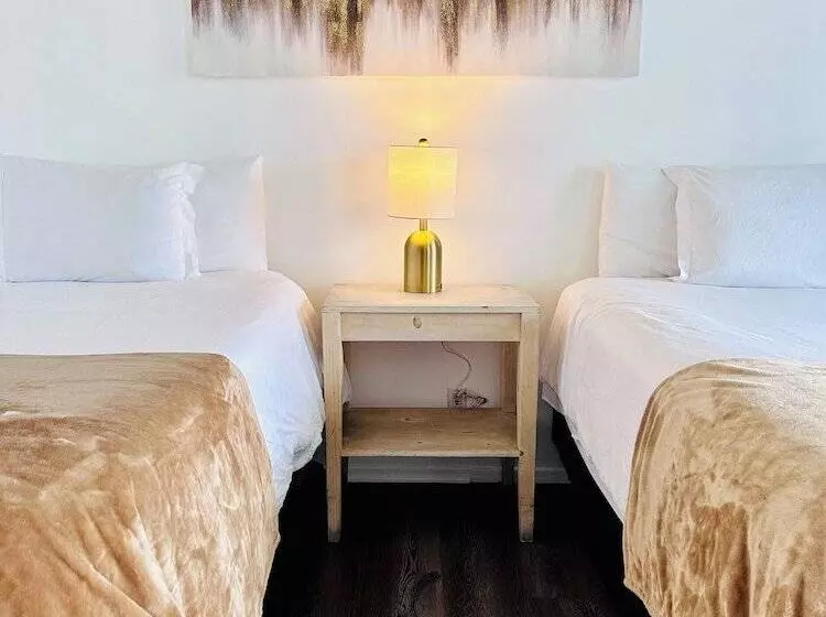 ホテル Foghorn Harbor Inn