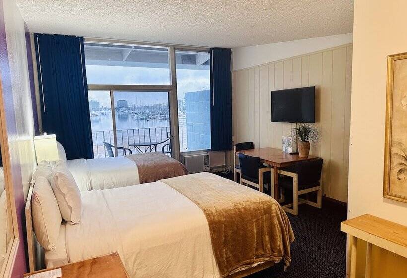 호텔 Foghorn Harbor Inn