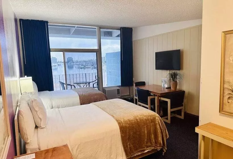 ホテル Foghorn Harbor Inn