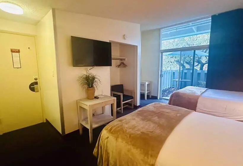 ホテル Foghorn Harbor Inn