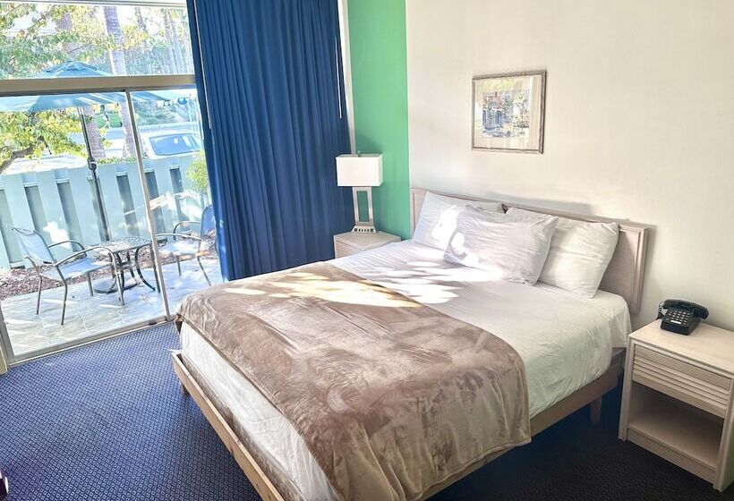 호텔 Foghorn Harbor Inn