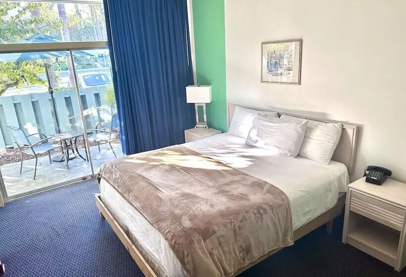 ホテル Foghorn Harbor Inn