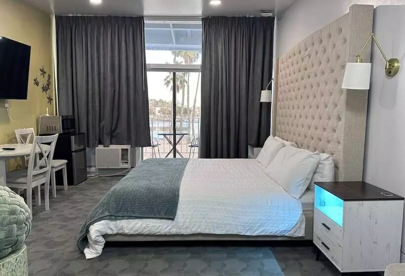 ホテル Foghorn Harbor Inn