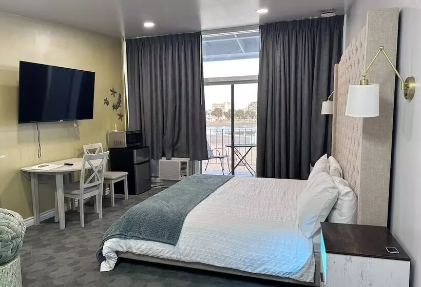 ホテル Foghorn Harbor Inn