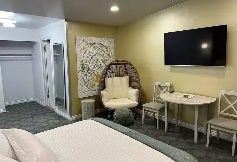 ホテル Foghorn Harbor Inn