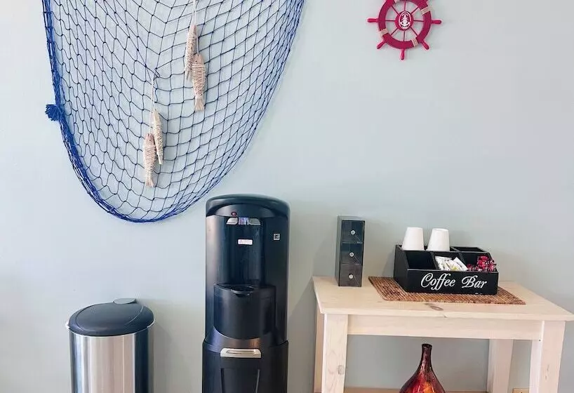 ホテル Foghorn Harbor Inn