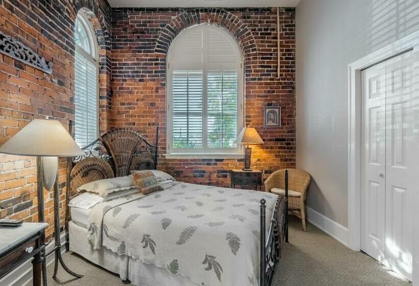 ホテル The Front Street Inn