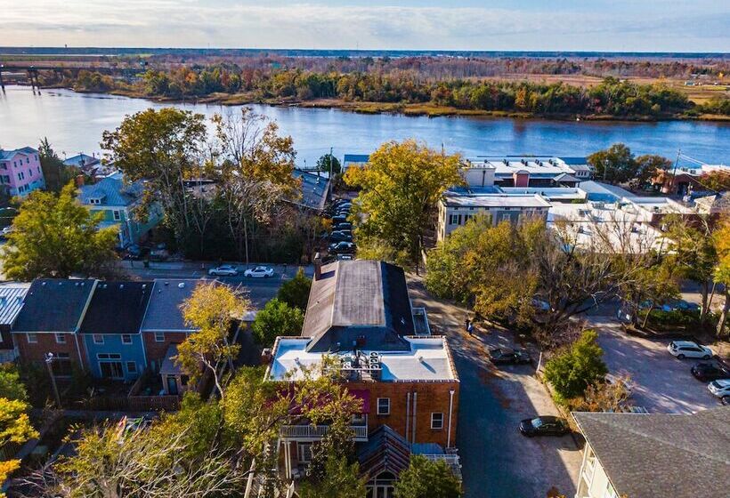 ホテル The Front Street Inn