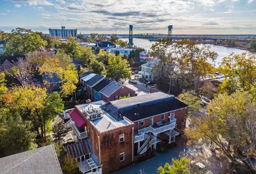 ホテル The Front Street Inn