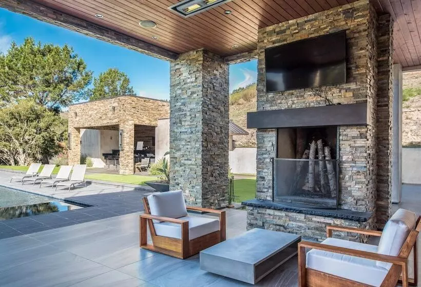Lx1a: Luxury Contemporary Villa In The Middle Of Nature