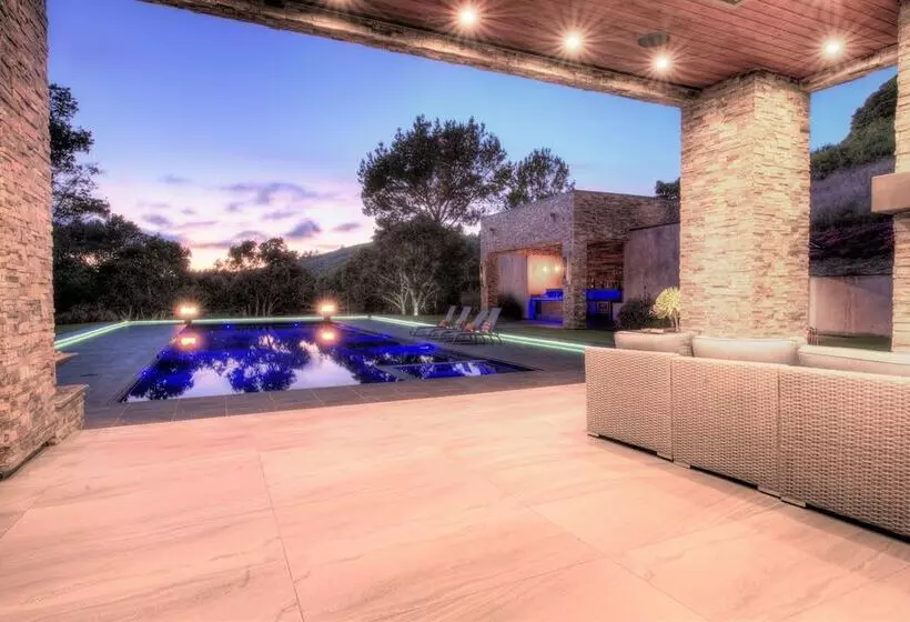 Lx1a: Luxury Contemporary Villa In The Middle Of Nature