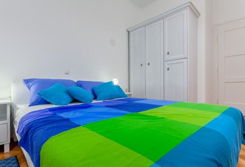 Chic Apartment In Center