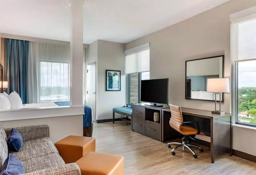 Comfort Inn & Suites Miami International Airport