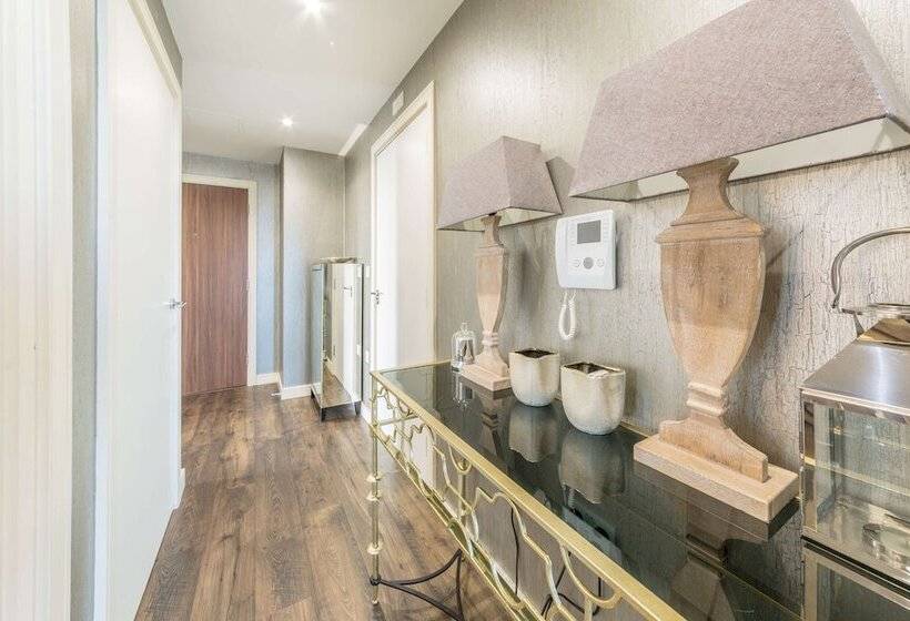 Kew Eye Apartments Kew